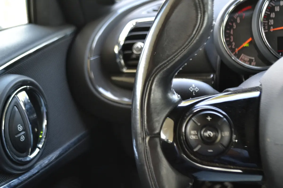1.5 Cooper Chili Serious | Led | Sportstoel | Harman Kardon | Navi | Keyless Entry | 18 inch. Dealer onderhouden!