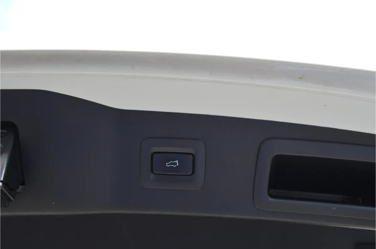 2.0 4WD Nieuw model! | Achteruitrijcamera | Head Up | Dodehoeksensor | Stuur en stoelverwarming |