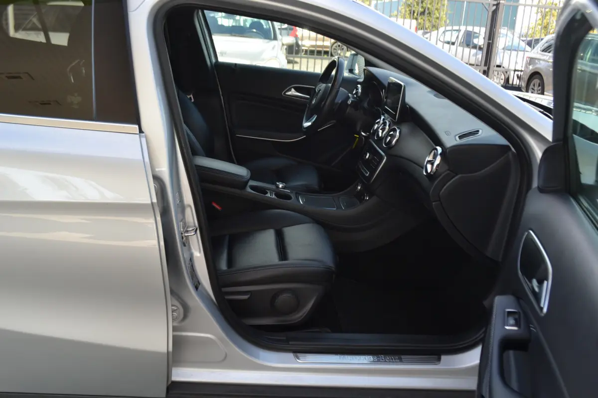 180 Automaat | Leer | Carplay | Stoelverw. | Navigatie | Achteruitrijcamera | Trekhaak |