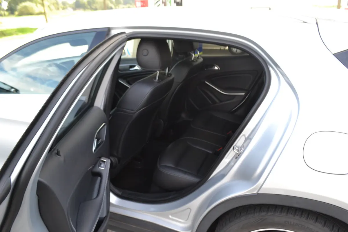 180 Automaat | Leer | Carplay | Stoelverw. | Navigatie | Achteruitrijcamera | Trekhaak |