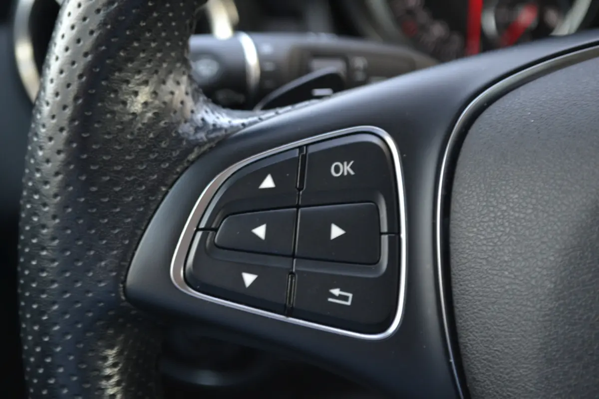 180 Automaat | Leer | Carplay | Stoelverw. | Navigatie | Achteruitrijcamera | Trekhaak |