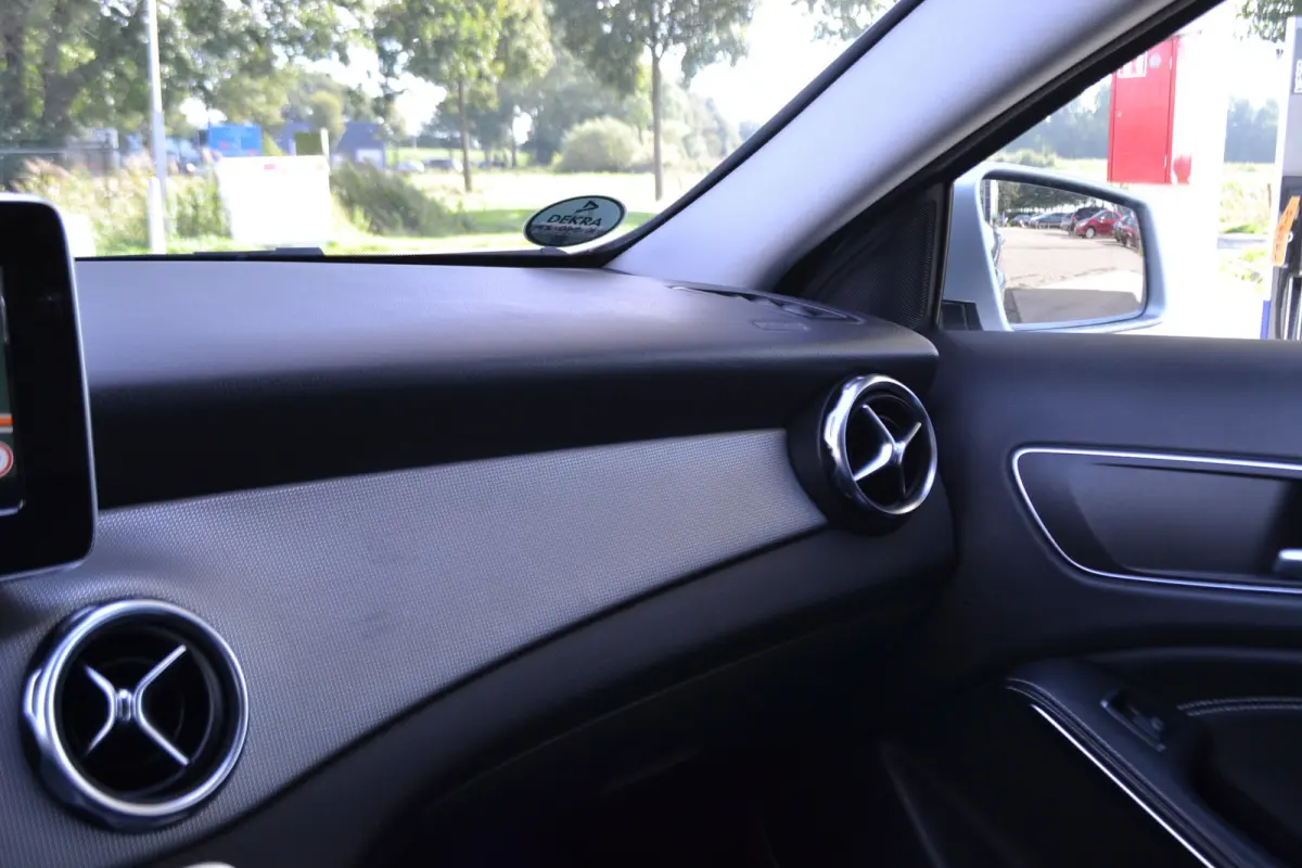 180 Automaat | Leer | Carplay | Stoelverw. | Navigatie | Achteruitrijcamera | Trekhaak |