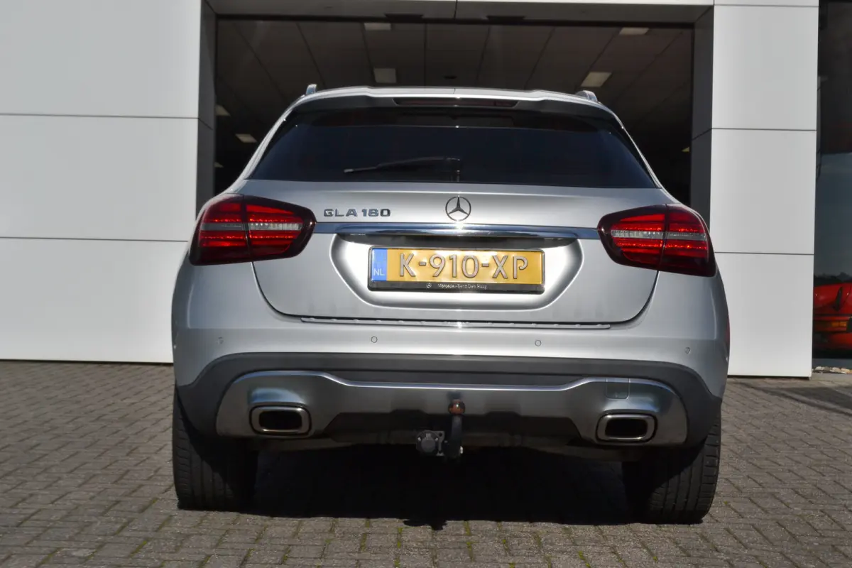 180 Automaat | Leer | Carplay | Stoelverw. | Navigatie | Achteruitrijcamera | Trekhaak |