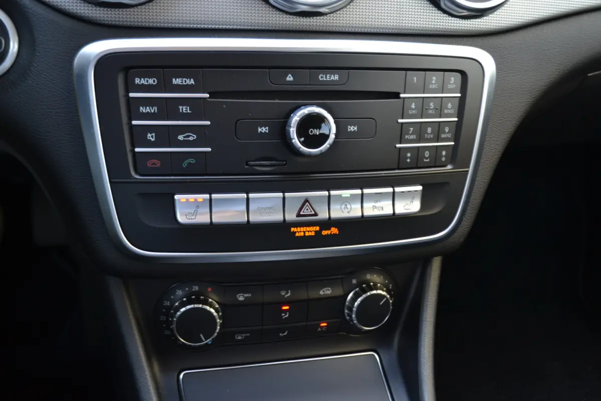 180 Automaat | Leer | Carplay | Stoelverw. | Navigatie | Achteruitrijcamera | Trekhaak |