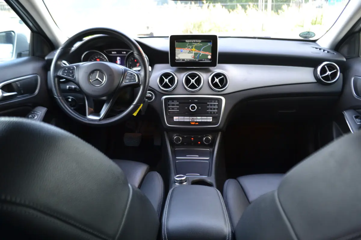 180 Automaat | Leer | Carplay | Stoelverw. | Navigatie | Achteruitrijcamera | Trekhaak |
