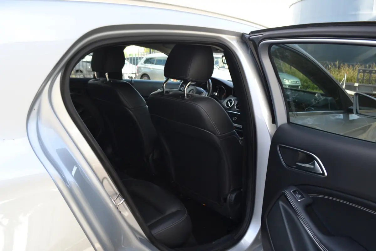 180 Automaat | Leer | Carplay | Stoelverw. | Navigatie | Achteruitrijcamera | Trekhaak |