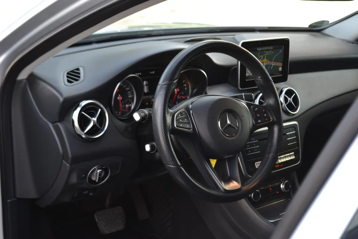 180 Automaat | Leer | Carplay | Stoelverw. | Navigatie | Achteruitrijcamera | Trekhaak |