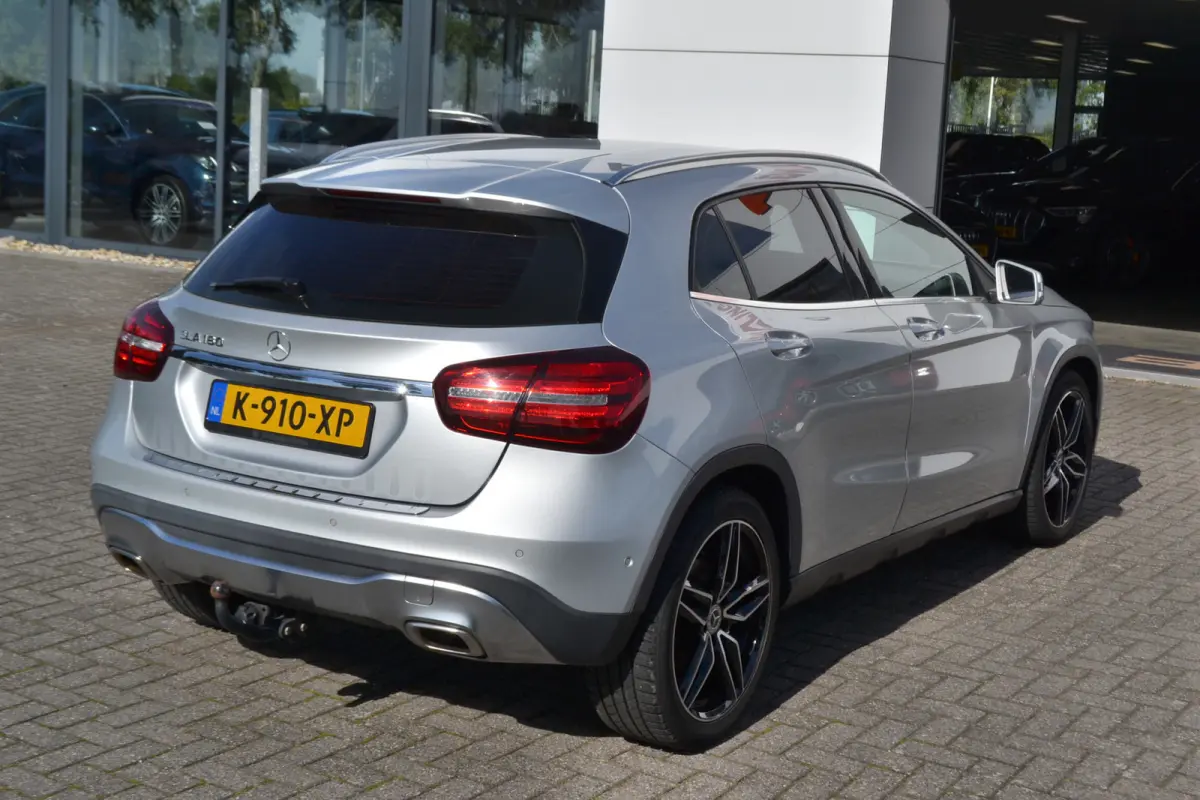 180 Automaat | Leer | Carplay | Stoelverw. | Navigatie | Achteruitrijcamera | Trekhaak |