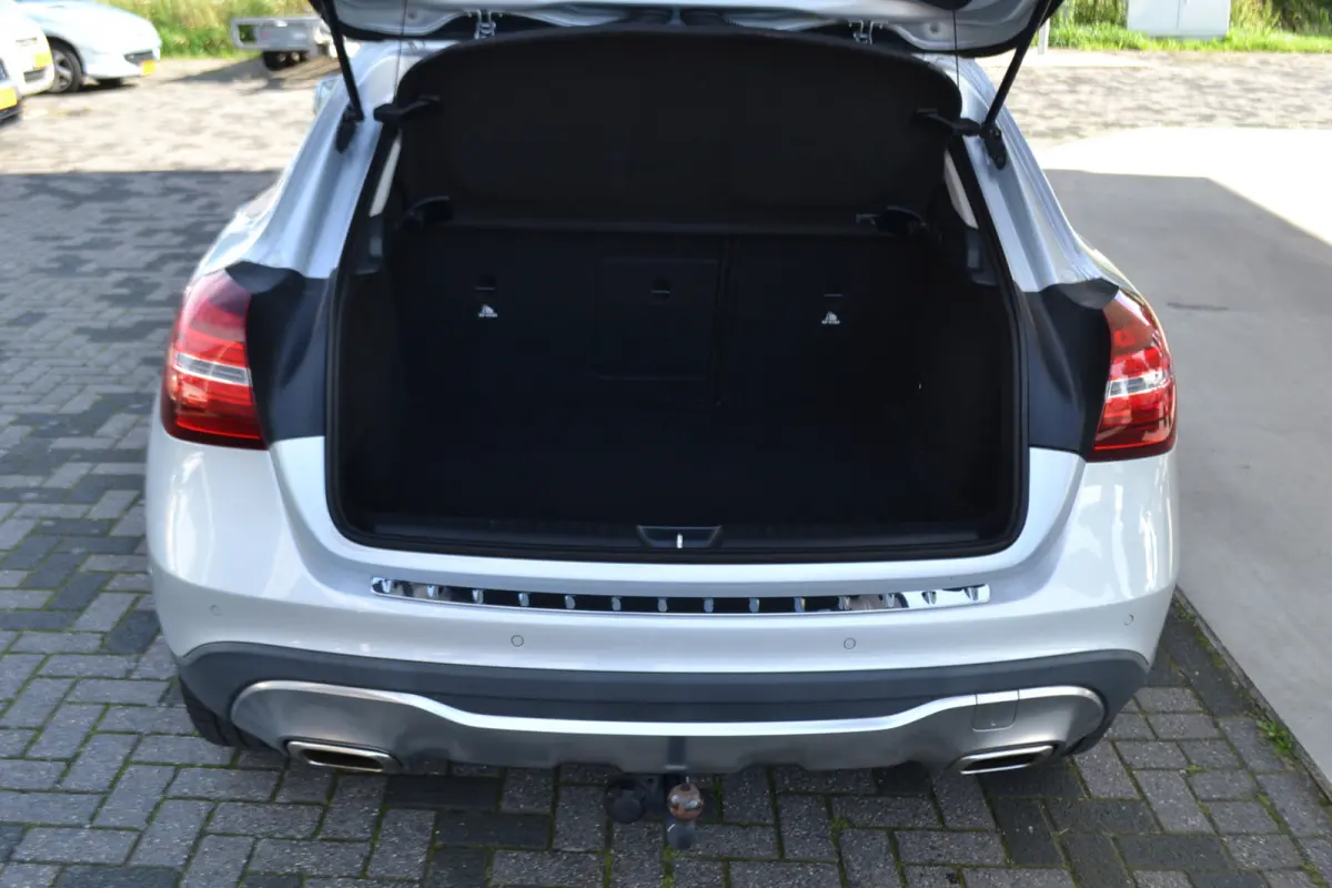 180 Automaat | Leer | Carplay | Stoelverw. | Navigatie | Achteruitrijcamera | Trekhaak |