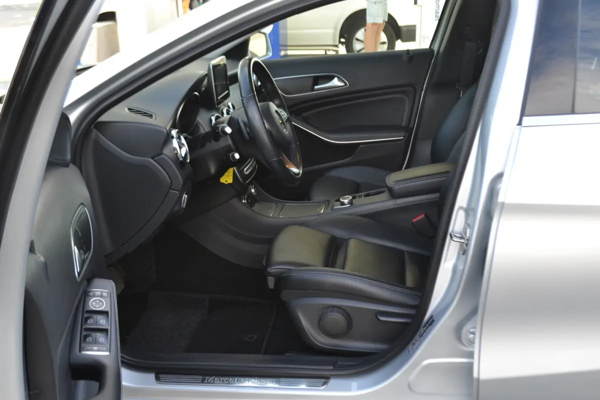 180 Automaat | Leer | Carplay | Stoelverw. | Navigatie | Achteruitrijcamera | Trekhaak |