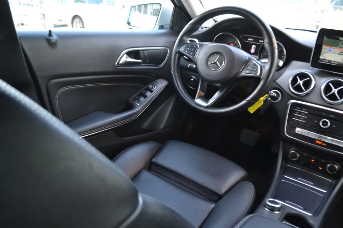 180 Automaat | Leer | Carplay | Stoelverw. | Navigatie | Achteruitrijcamera | Trekhaak |