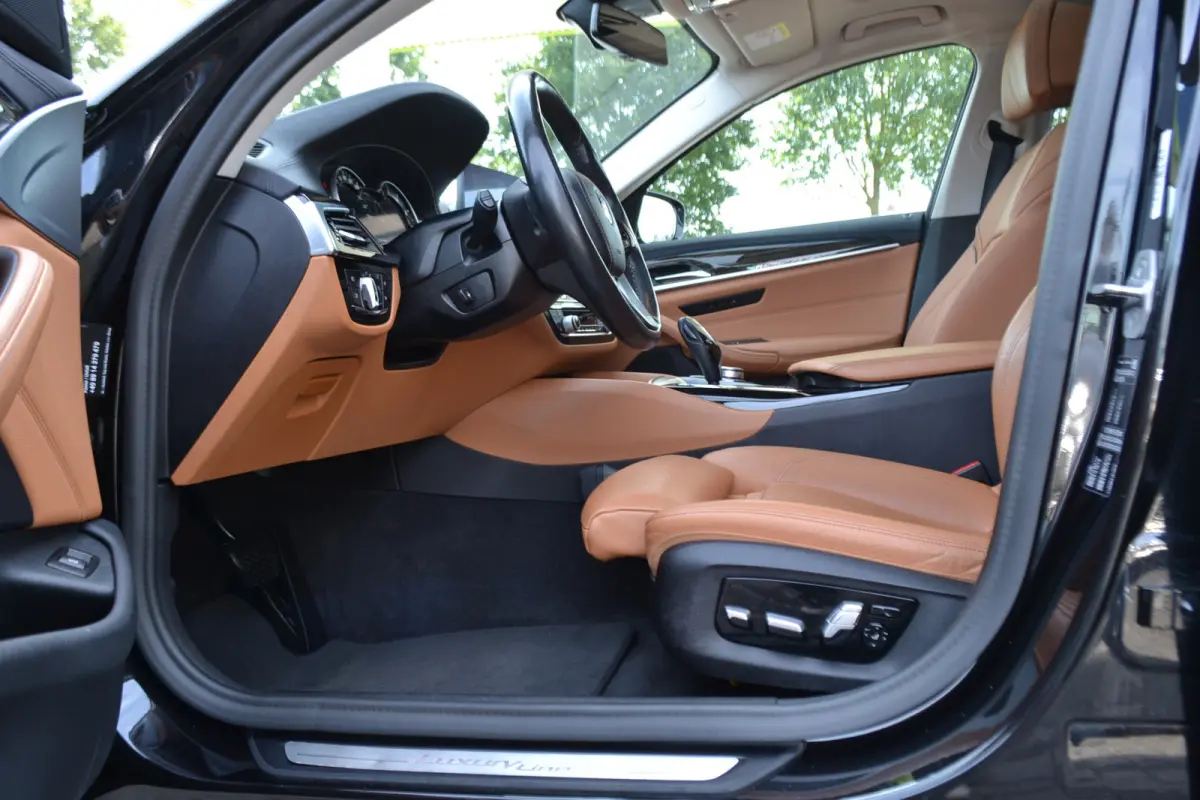 520i Luxury | Opendak | Head Up | Comfortstoelen | Adaptive Cruise | Stuur en stoelverw | Elektrische achterklep |