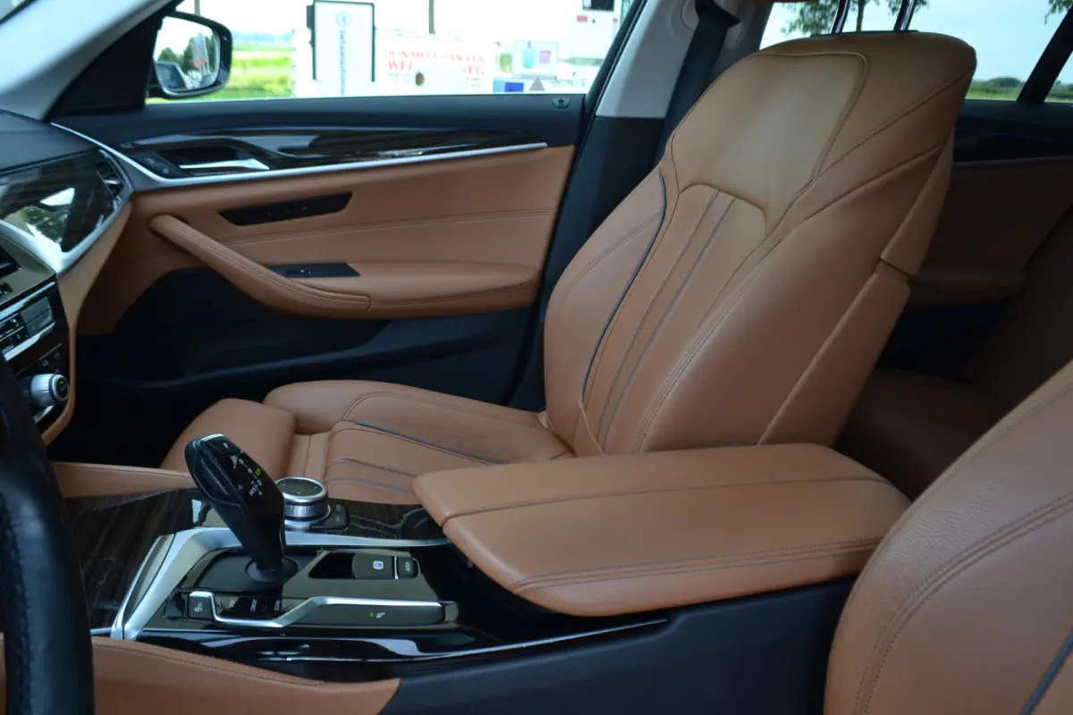 520i Luxury | Opendak | Head Up | Comfortstoelen | Adaptive Cruise | Stuur en stoelverw | Elektrische achterklep |