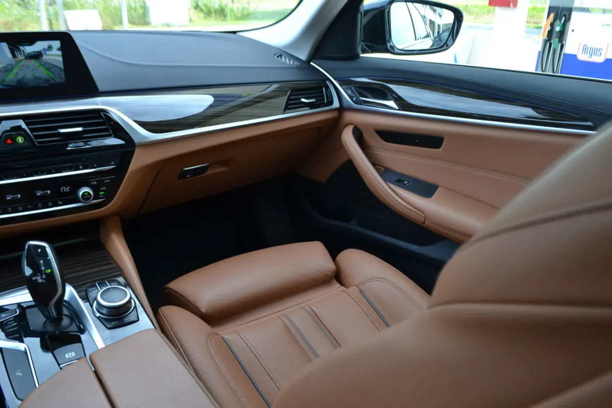 520i Luxury | Opendak | Head Up | Comfortstoelen | Adaptive Cruise | Stuur en stoelverw | Elektrische achterklep |