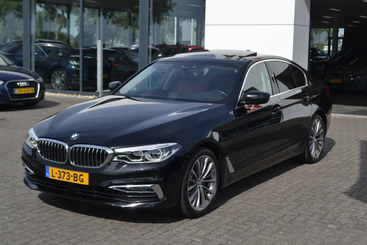 520i Luxury | Opendak | Head Up | Comfortstoelen | Adaptive Cruise | Stuur en stoelverw | Elektrische achterklep |