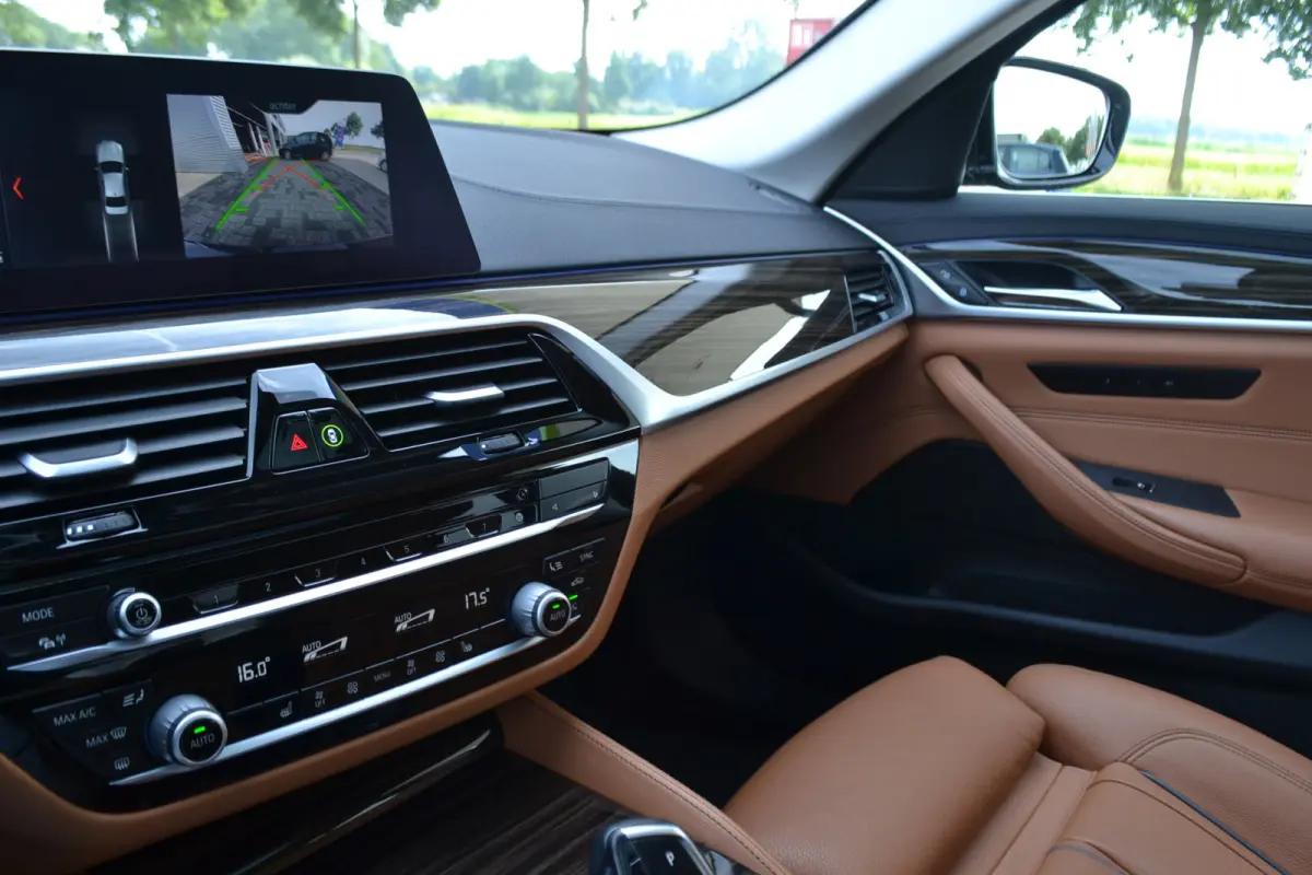 520i Luxury | Opendak | Head Up | Comfortstoelen | Adaptive Cruise | Stuur en stoelverw | Elektrische achterklep |