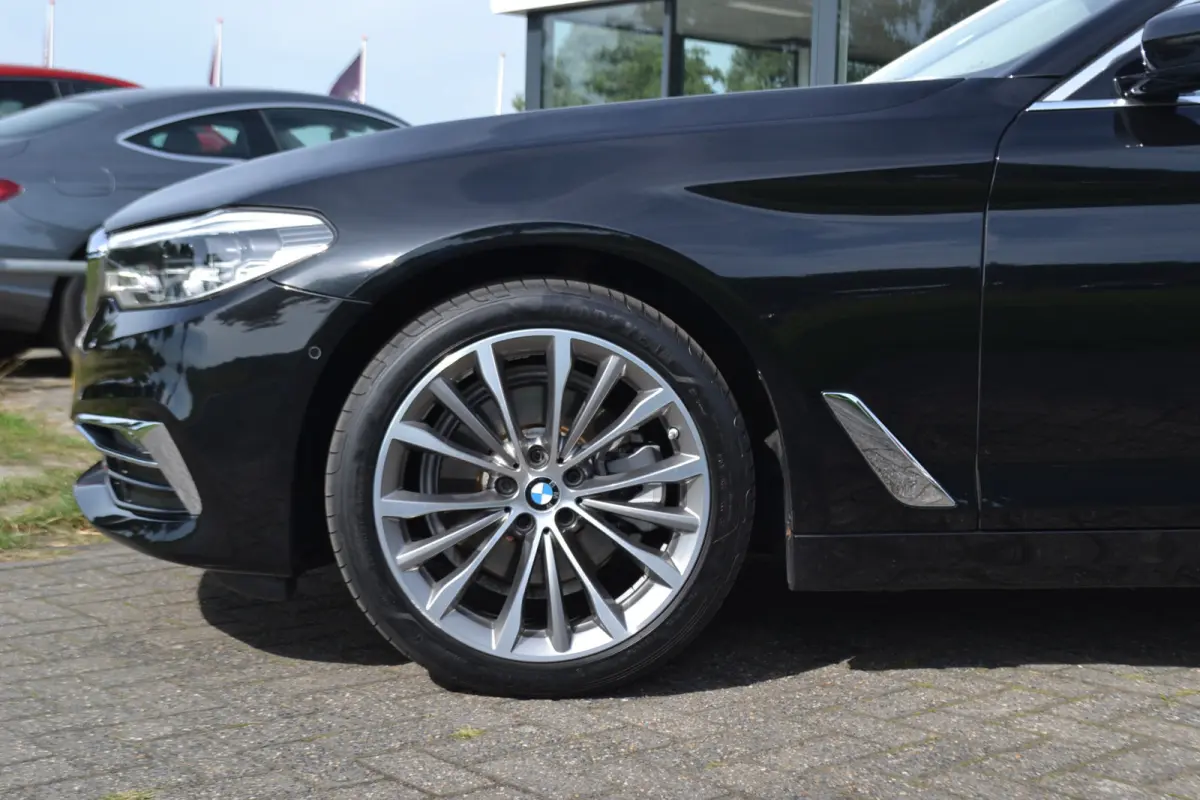 520i Luxury | Opendak | Head Up | Comfortstoelen | Adaptive Cruise | Stuur en stoelverw | Elektrische achterklep |