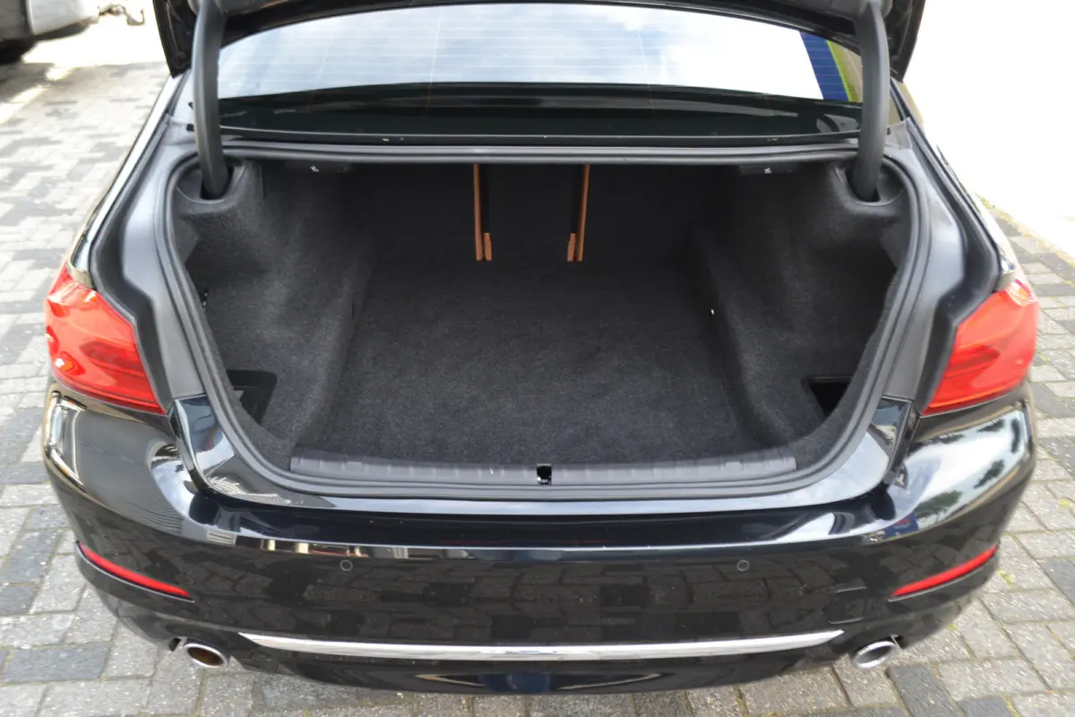 520i Luxury | Opendak | Head Up | Comfortstoelen | Adaptive Cruise | Stuur en stoelverw | Elektrische achterklep |
