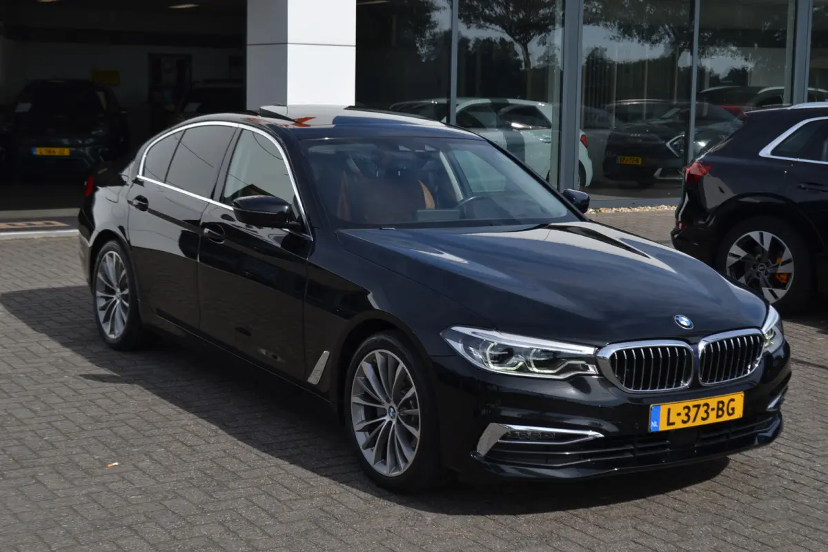 520i Luxury | Opendak | Head Up | Comfortstoelen | Adaptive Cruise | Stuur en stoelverw | Elektrische achterklep |