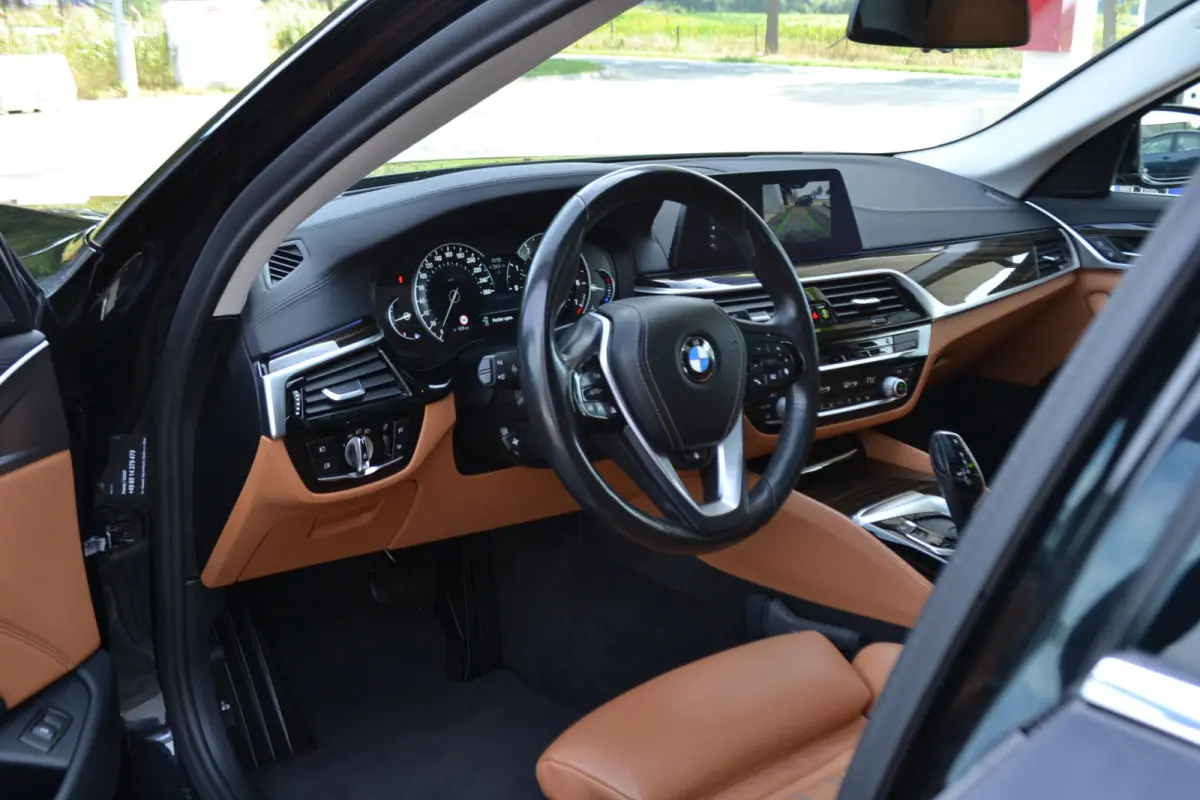 520i Luxury | Opendak | Head Up | Comfortstoelen | Adaptive Cruise | Stuur en stoelverw | Elektrische achterklep |