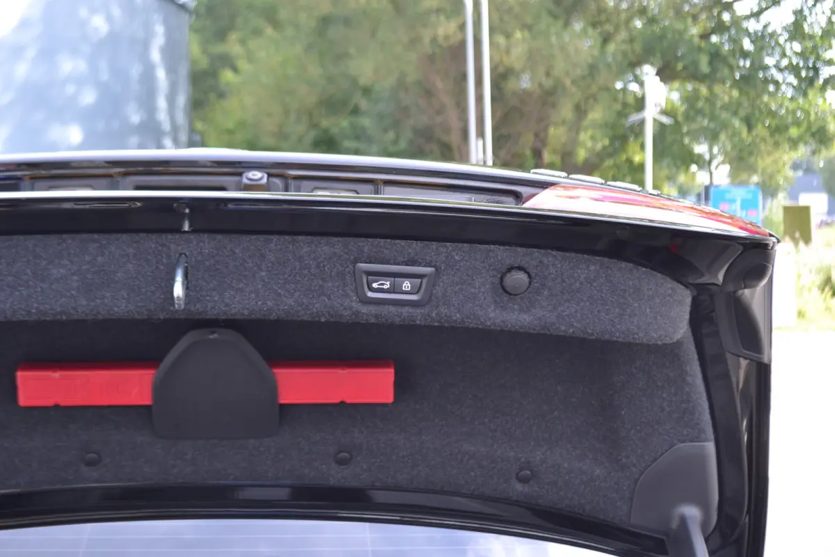 520i Luxury | Opendak | Head Up | Comfortstoelen | Adaptive Cruise | Stuur en stoelverw | Elektrische achterklep |