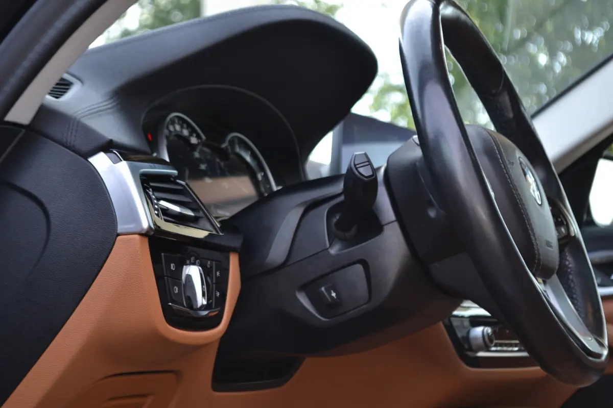 520i Luxury | Opendak | Head Up | Comfortstoelen | Adaptive Cruise | Stuur en stoelverw | Elektrische achterklep |