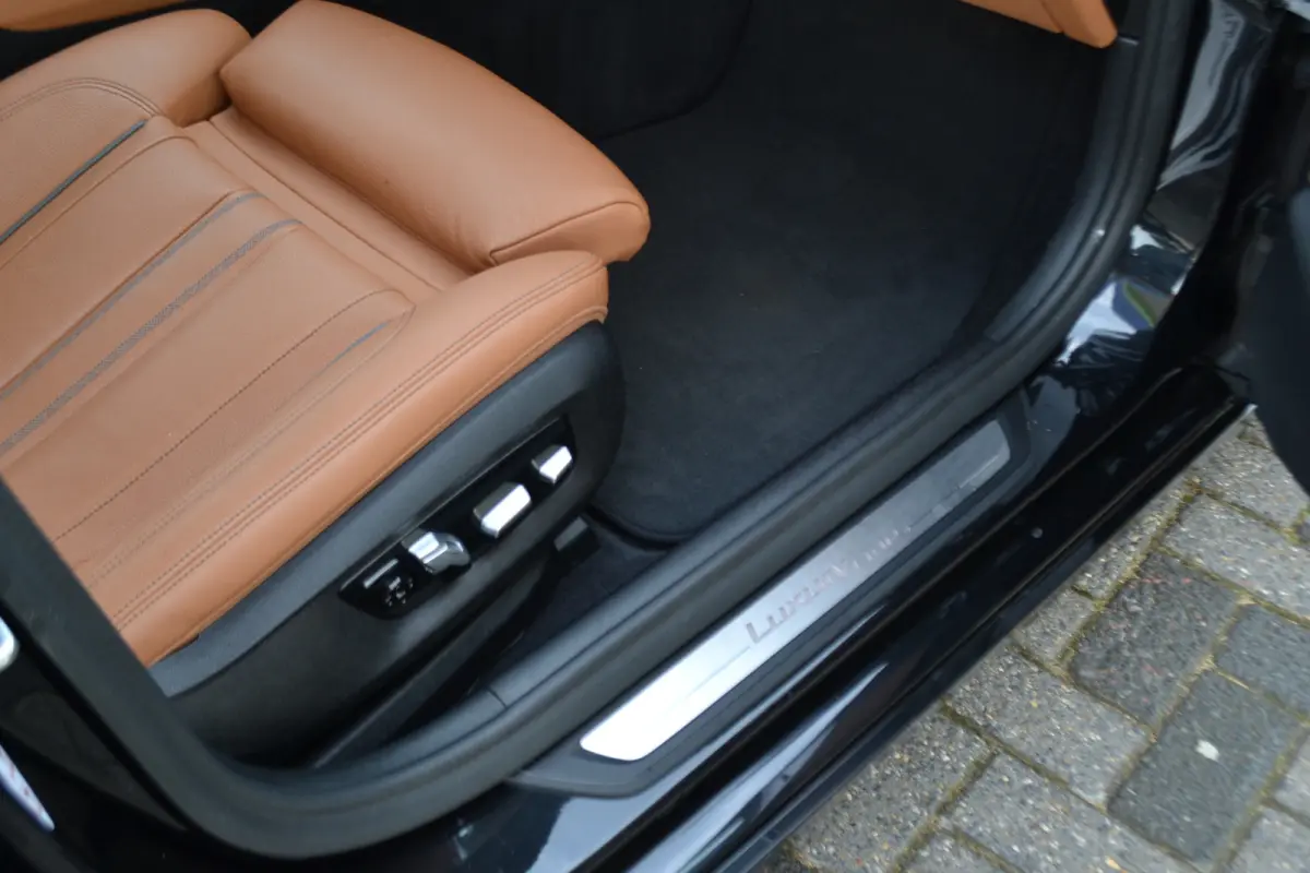 520i Luxury | Opendak | Head Up | Comfortstoelen | Adaptive Cruise | Stuur en stoelverw | Elektrische achterklep |