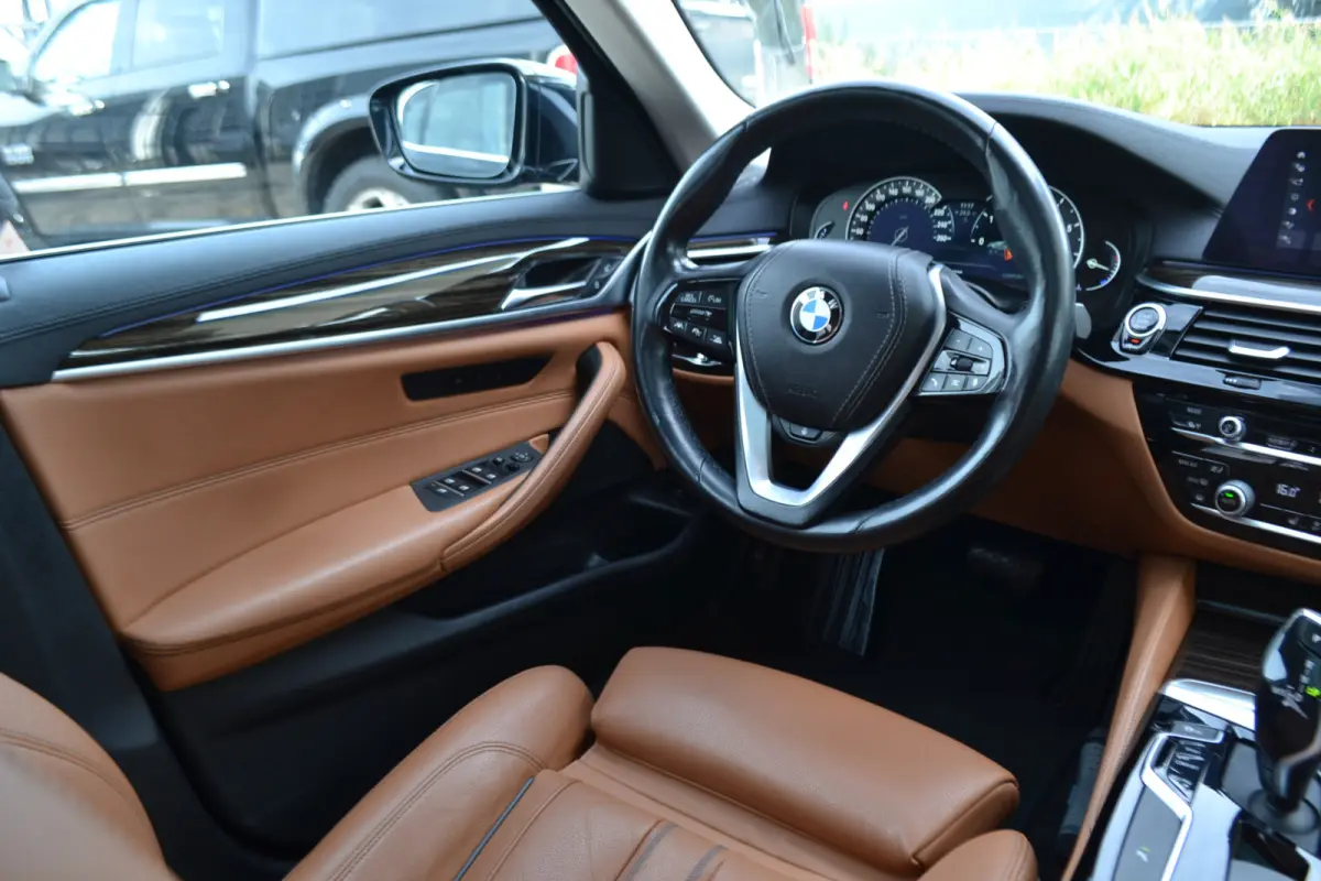 520i Luxury | Opendak | Head Up | Comfortstoelen | Adaptive Cruise | Stuur en stoelverw | Elektrische achterklep |