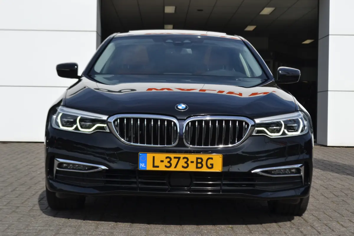 520i Luxury | Opendak | Head Up | Comfortstoelen | Adaptive Cruise | Stuur en stoelverw | Elektrische achterklep |