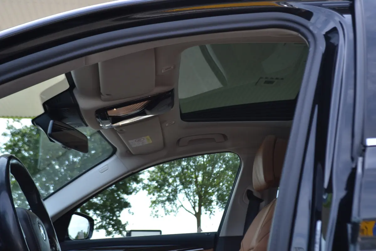 520i Luxury | Opendak | Head Up | Comfortstoelen | Adaptive Cruise | Stuur en stoelverw | Elektrische achterklep |