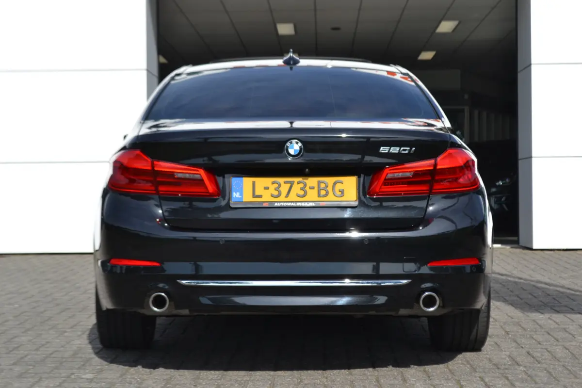 520i Luxury | Opendak | Head Up | Comfortstoelen | Adaptive Cruise | Stuur en stoelverw | Elektrische achterklep |