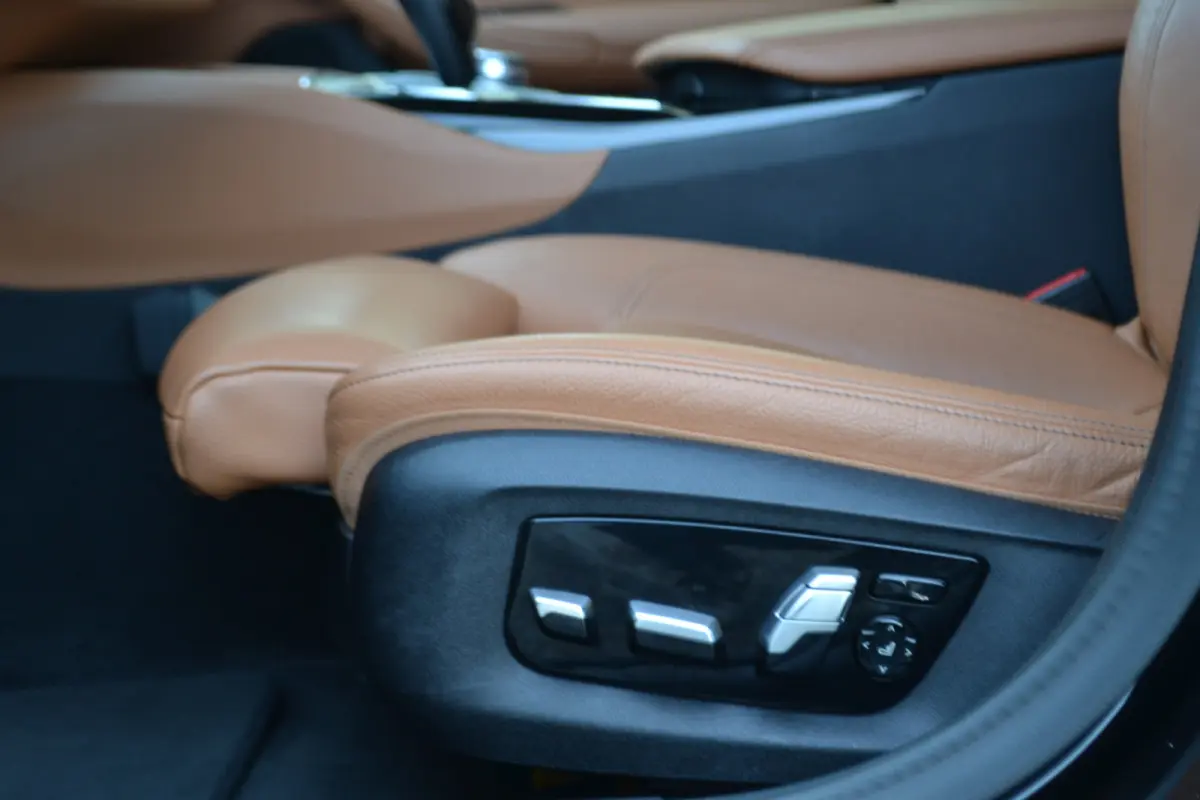520i Luxury | Opendak | Head Up | Comfortstoelen | Adaptive Cruise | Stuur en stoelverw | Elektrische achterklep |