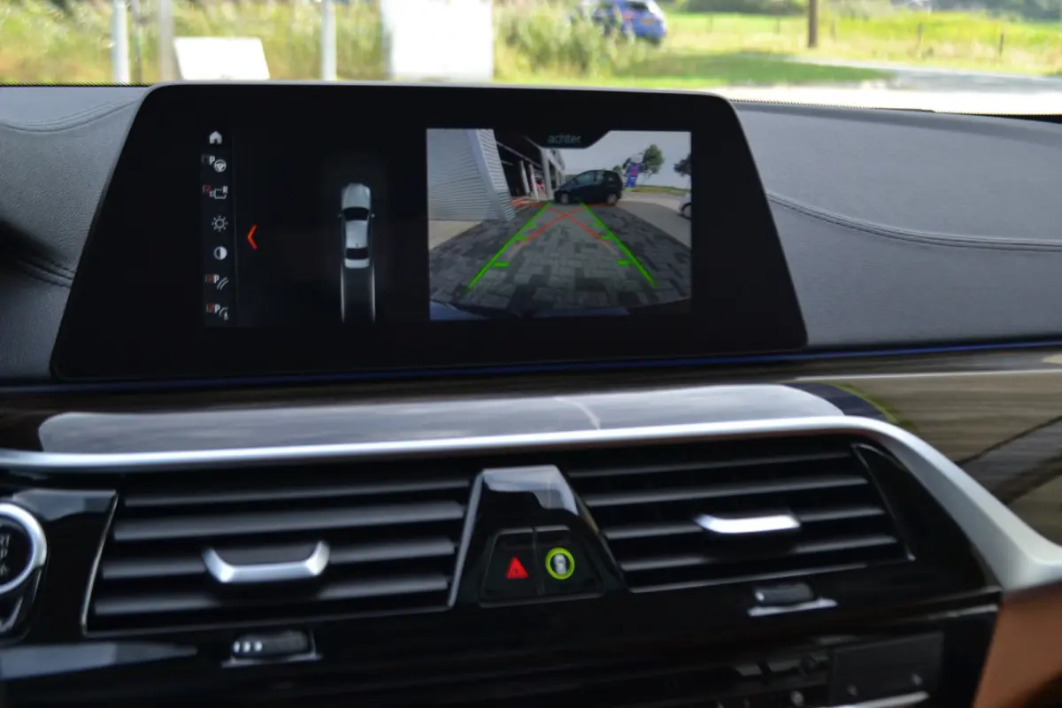 520i Luxury | Opendak | Head Up | Comfortstoelen | Adaptive Cruise | Stuur en stoelverw | Elektrische achterklep |