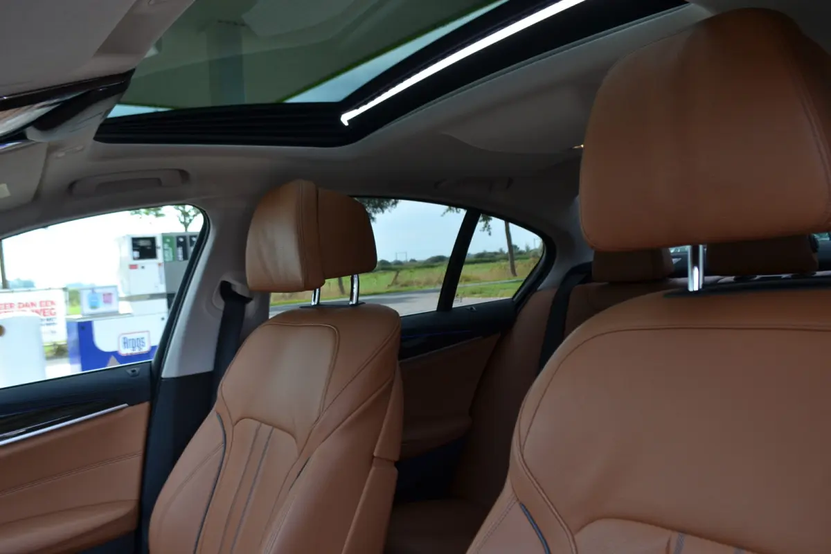 520i Luxury | Opendak | Head Up | Comfortstoelen | Adaptive Cruise | Stuur en stoelverw | Elektrische achterklep |