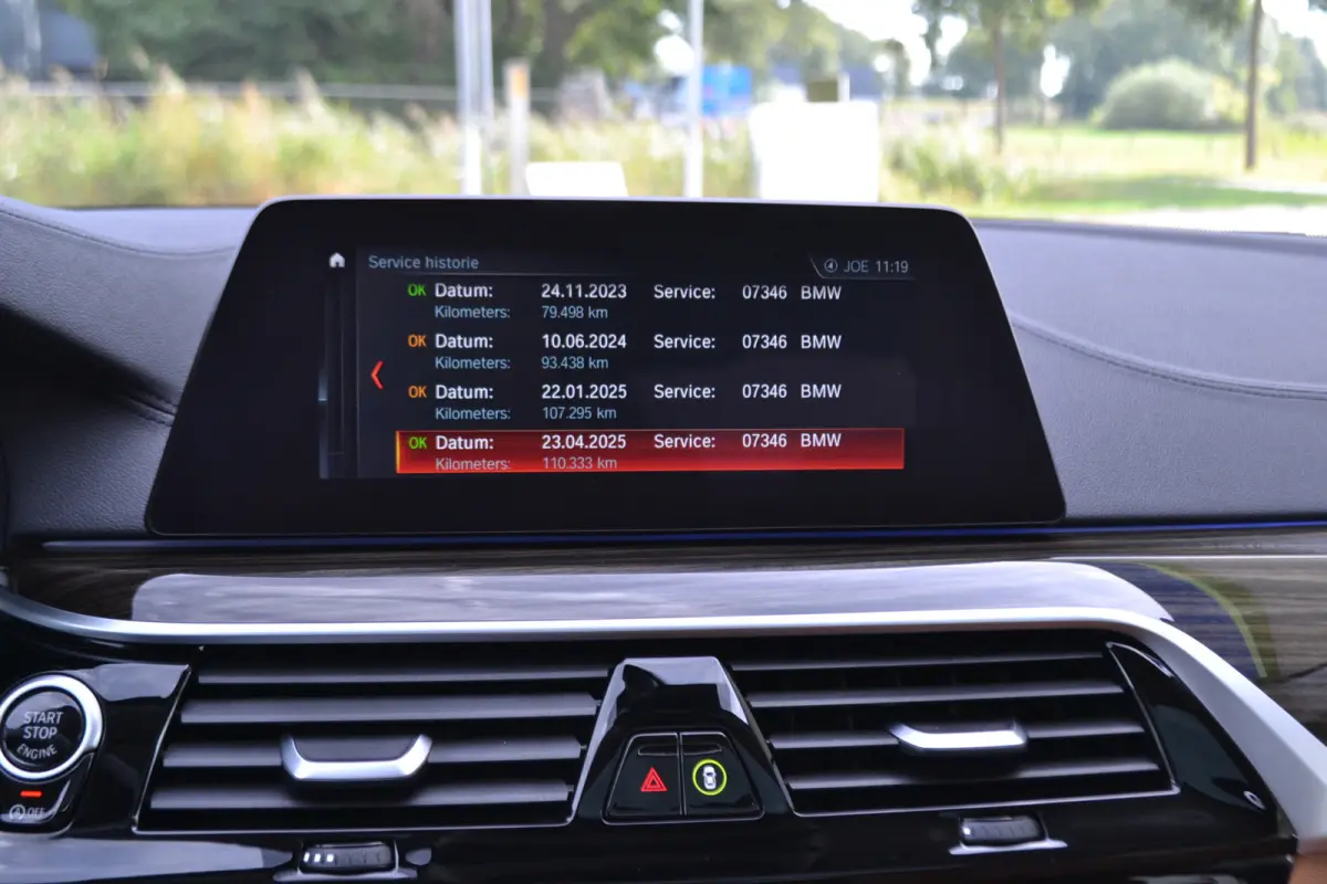520i Luxury | Opendak | Head Up | Comfortstoelen | Adaptive Cruise | Stuur en stoelverw | Elektrische achterklep |