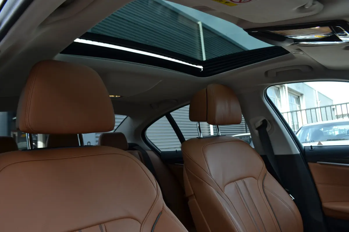 520i Luxury | Opendak | Head Up | Comfortstoelen | Adaptive Cruise | Stuur en stoelverw | Elektrische achterklep |