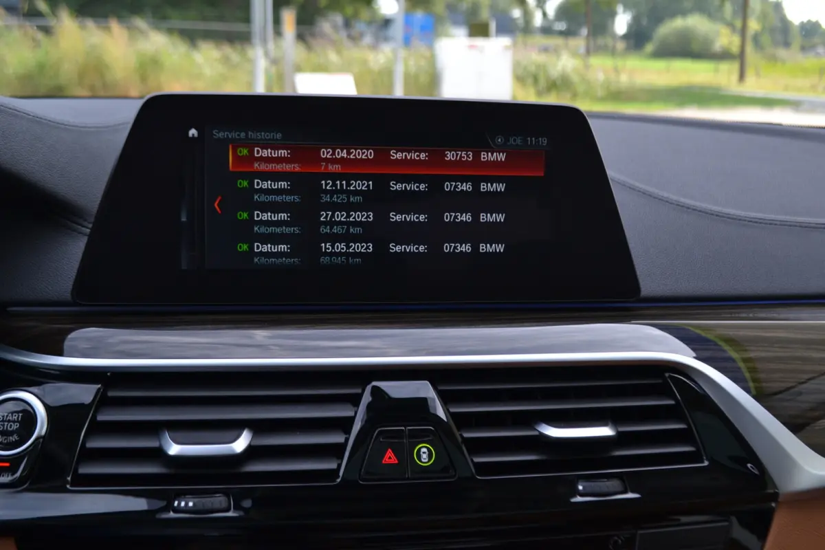 520i Luxury | Opendak | Head Up | Comfortstoelen | Adaptive Cruise | Stuur en stoelverw | Elektrische achterklep |