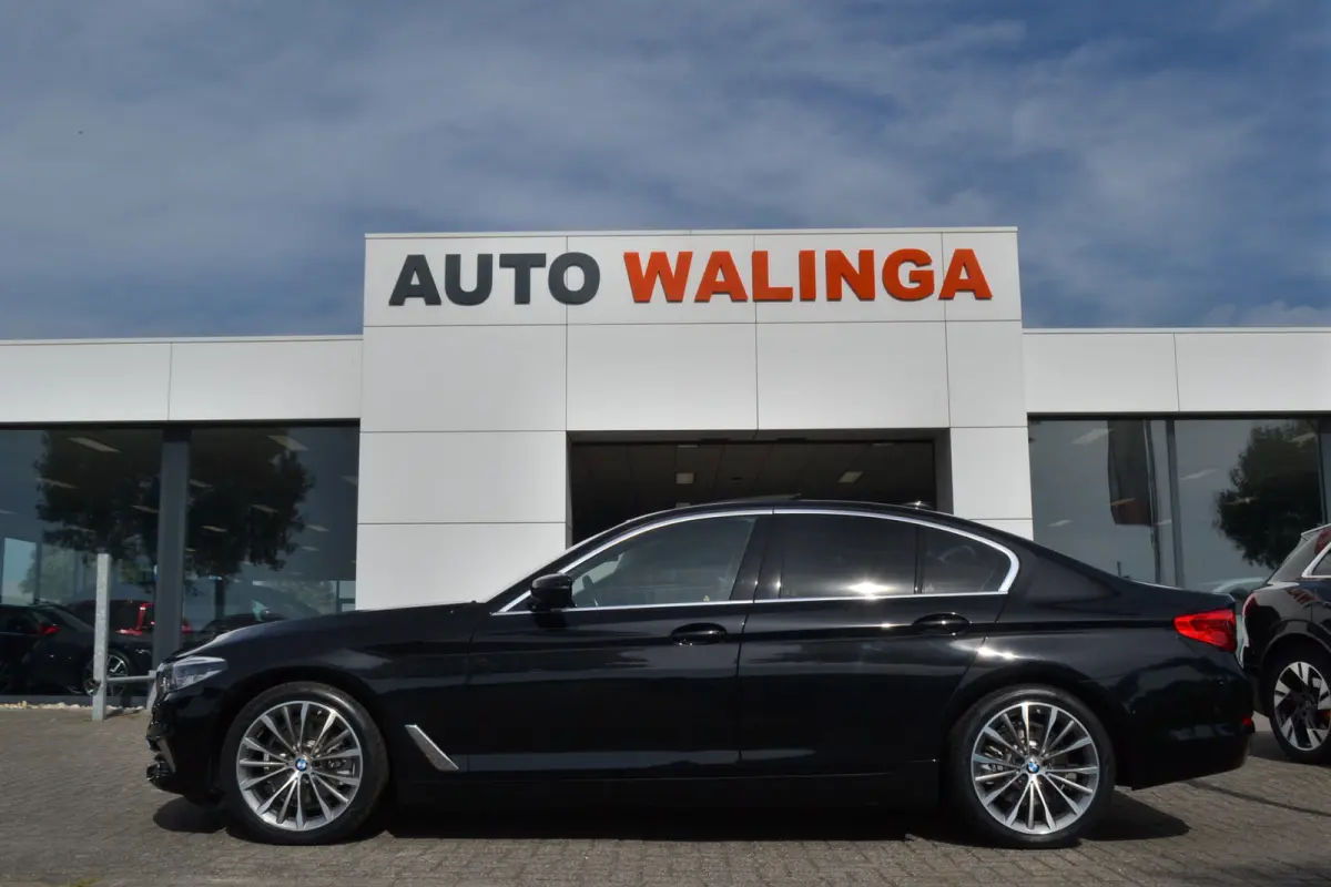 520i Luxury | Opendak | Head Up | Comfortstoelen | Adaptive Cruise | Stuur en stoelverw | Elektrische achterklep |
