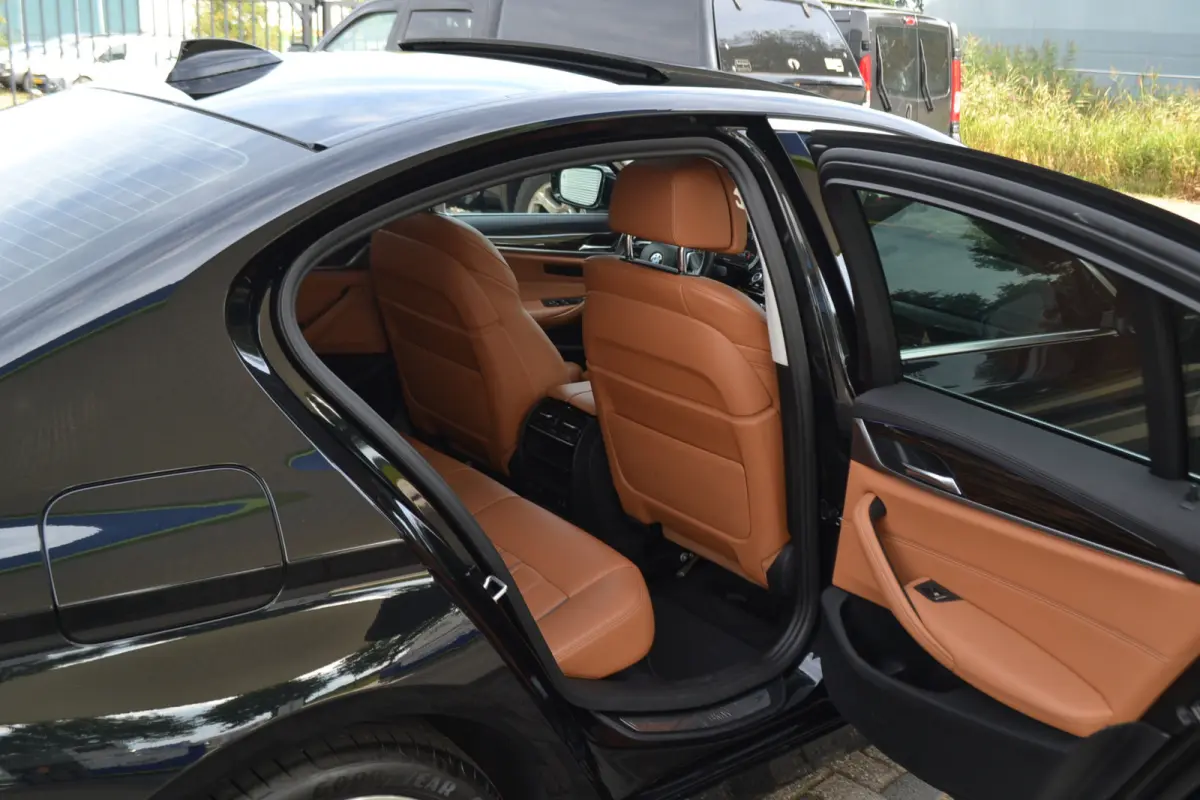 520i Luxury | Opendak | Head Up | Comfortstoelen | Adaptive Cruise | Stuur en stoelverw | Elektrische achterklep |