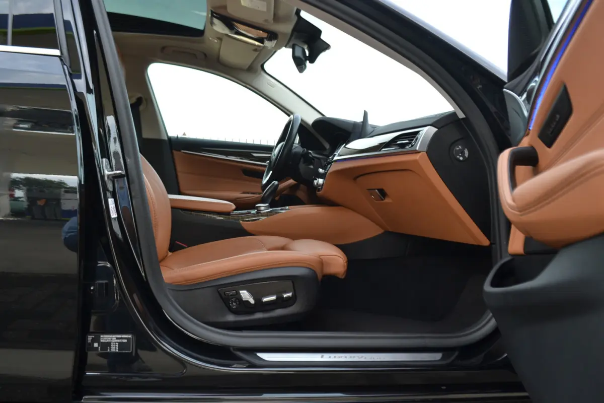 520i Luxury | Opendak | Head Up | Comfortstoelen | Adaptive Cruise | Stuur en stoelverw | Elektrische achterklep |