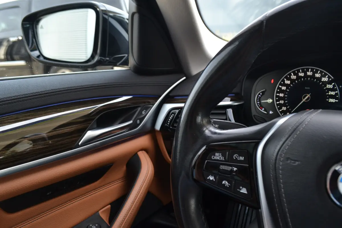 520i Luxury | Opendak | Head Up | Comfortstoelen | Adaptive Cruise | Stuur en stoelverw | Elektrische achterklep |