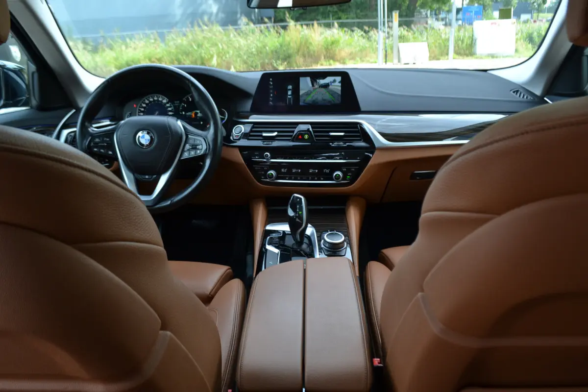520i Luxury | Opendak | Head Up | Comfortstoelen | Adaptive Cruise | Stuur en stoelverw | Elektrische achterklep |