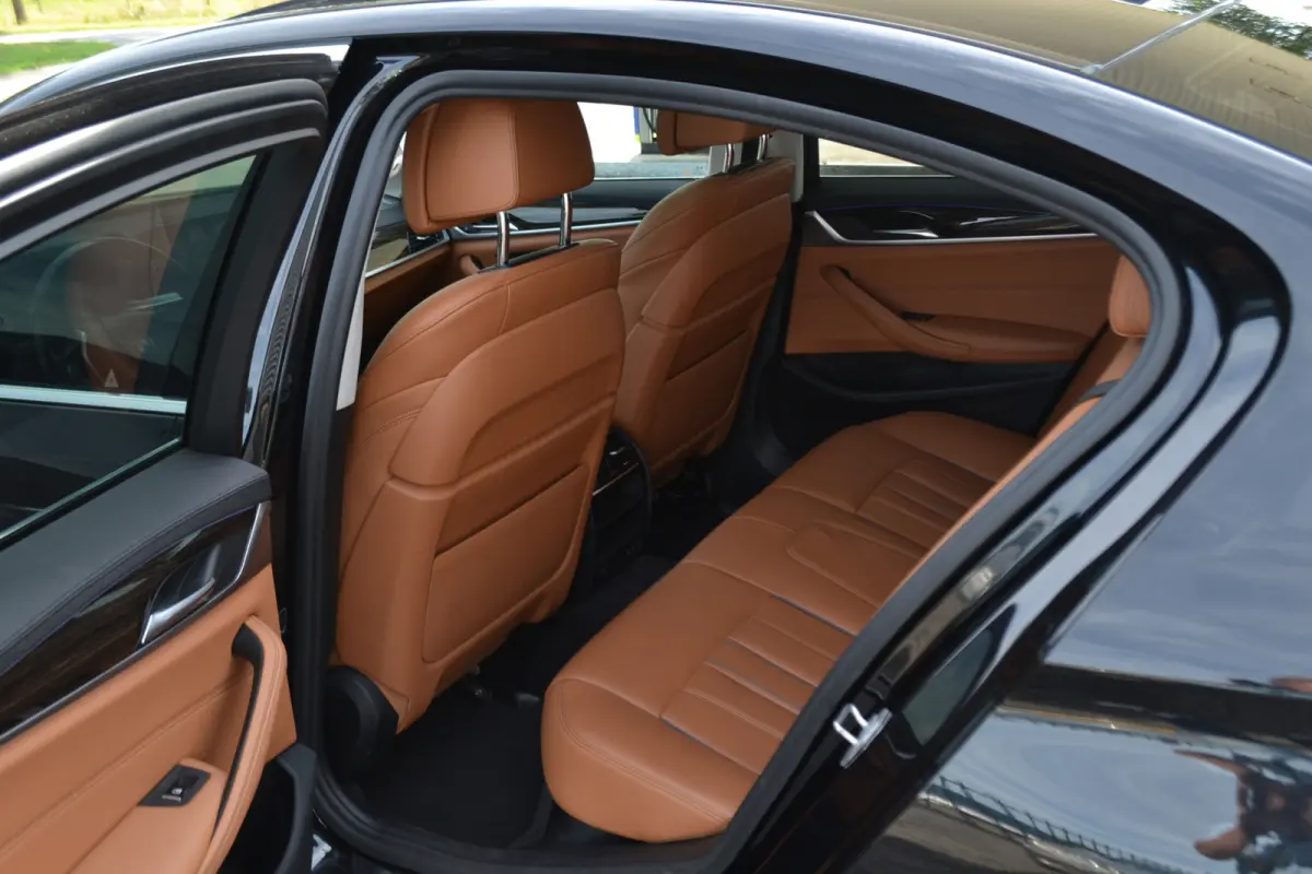 520i Luxury | Opendak | Head Up | Comfortstoelen | Adaptive Cruise | Stuur en stoelverw | Elektrische achterklep |