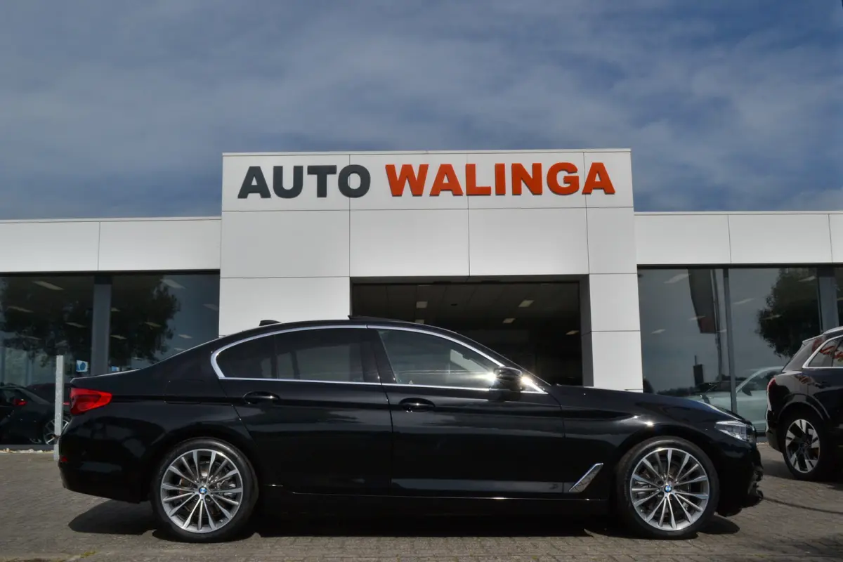 520i Luxury | Opendak | Head Up | Comfortstoelen | Adaptive Cruise | Stuur en stoelverw | Elektrische achterklep |