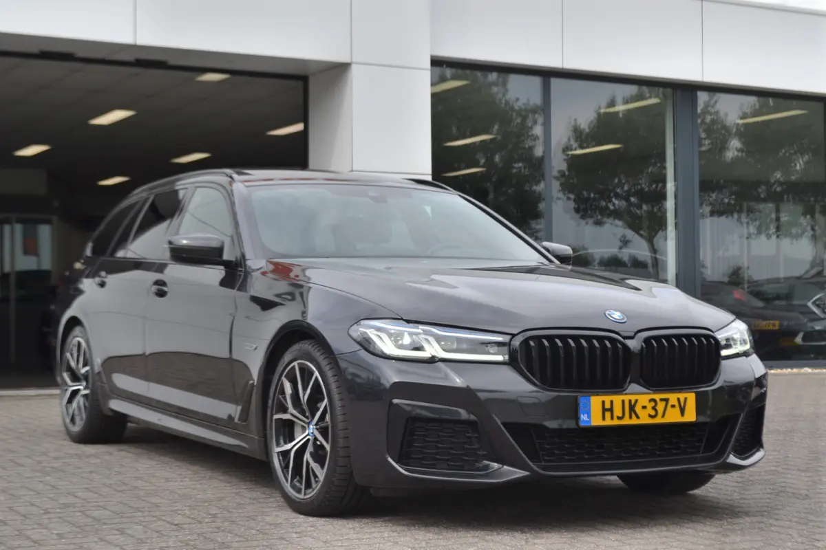 530e M-Sport | Laser| Panoramadak |Sfeerverlichting | Trekhaak | Comfortstoelen | Carplay | Assist | 49dkm !!