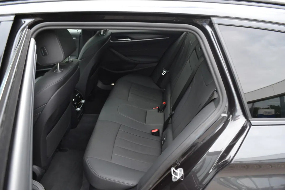 530e M-Sport | Laser| Panoramadak |Sfeerverlichting | Trekhaak | Comfortstoelen | Carplay | Assist | 49dkm !!