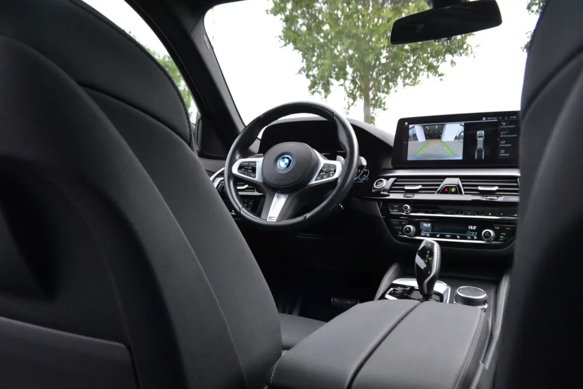 530e M-Sport | Laser| Panoramadak |Sfeerverlichting | Trekhaak | Comfortstoelen | Carplay | Assist | 49dkm !!