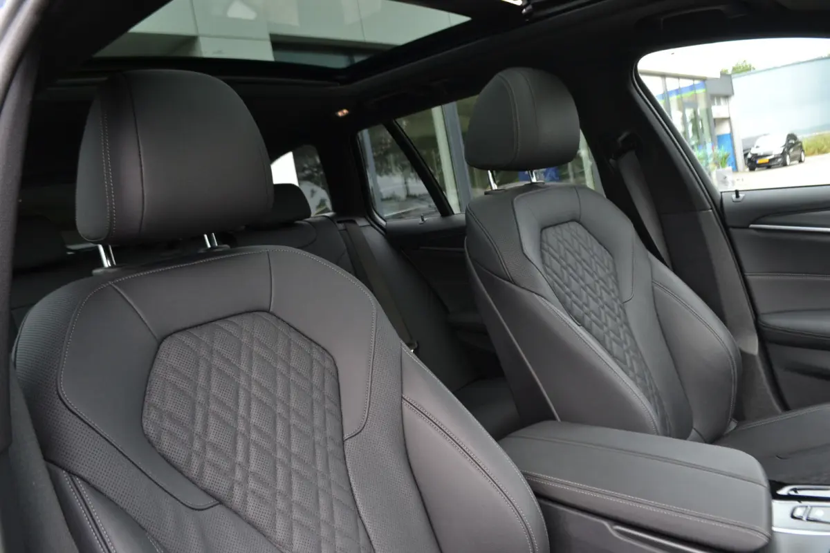 530e M-Sport | Laser| Panoramadak |Sfeerverlichting | Trekhaak | Comfortstoelen | Carplay | Assist | 49dkm !!