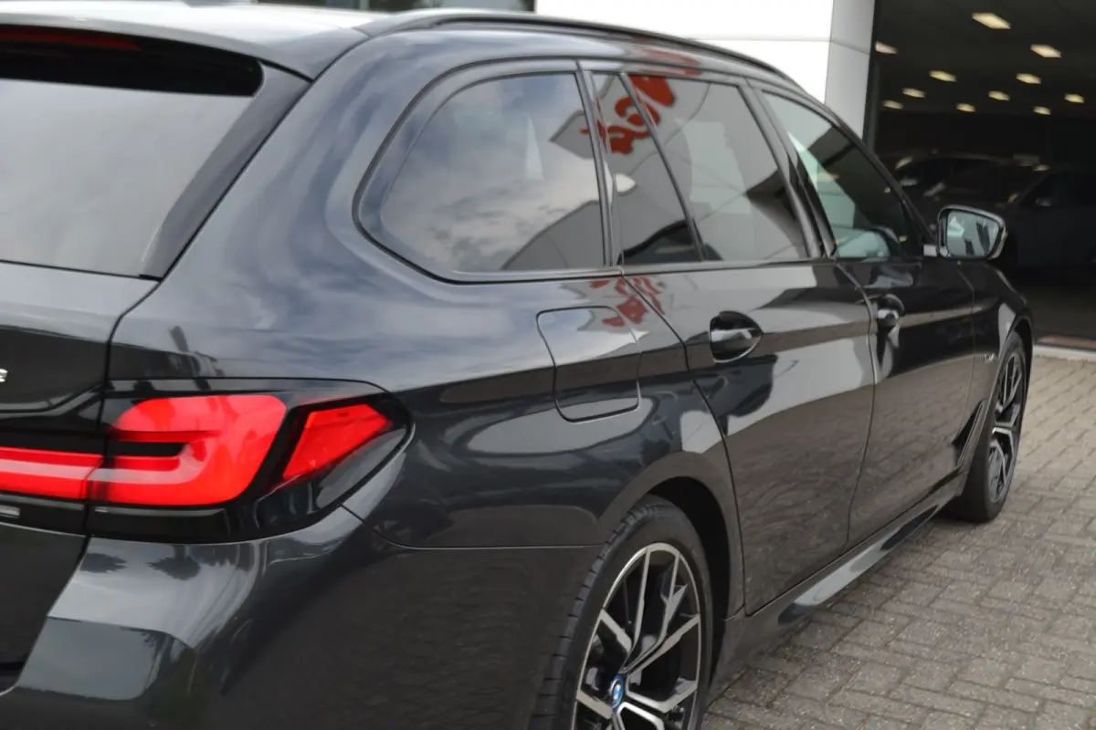 530e M-Sport | Laser| Panoramadak |Sfeerverlichting | Trekhaak | Comfortstoelen | Carplay | Assist | 49dkm !!
