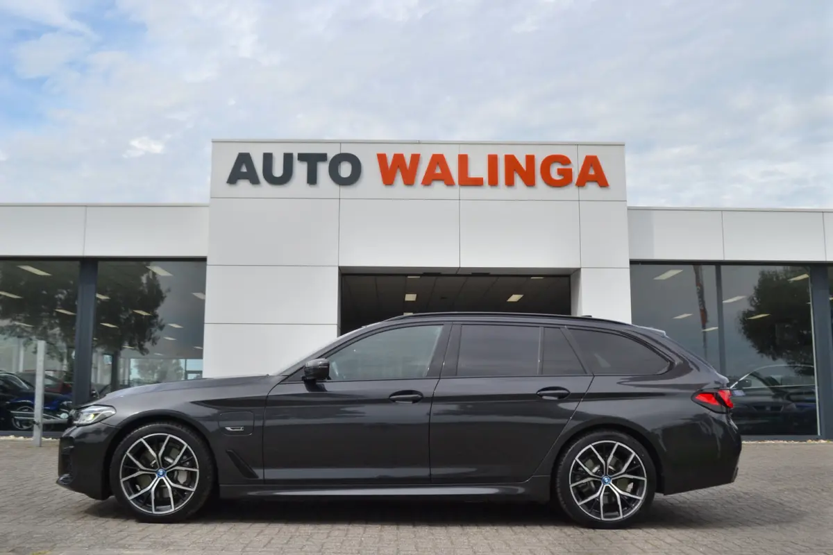 530e M-Sport | Laser| Panoramadak |Sfeerverlichting | Trekhaak | Comfortstoelen | Carplay | Assist | 49dkm !!